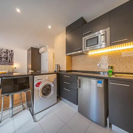 Hotel apartamentowy & By 3*